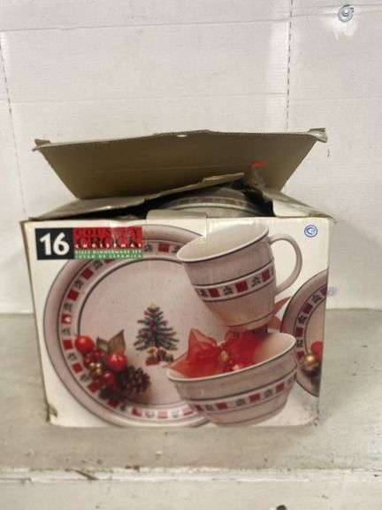 COUNTRY CROCK DINNERWARE CHRISTMAS SET