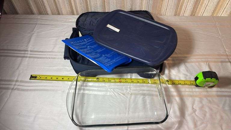 (K) 3-QT. PYREX CASSEROLE DISH WITH LID, COLD PAC, AND PORTABLE CARRIER