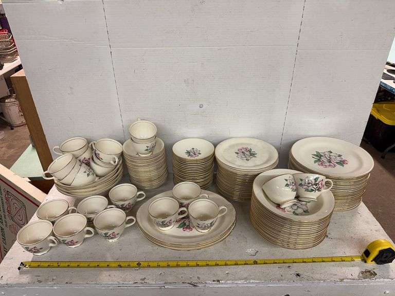 128PC CUNNINGHAM & PICKETT HAND DECORATED MAGNOLIA