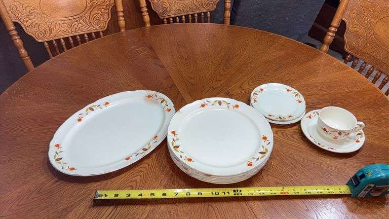 11-PIECES OF HALL’S JEWEL T DINNERWARE (SOME CHIPS)