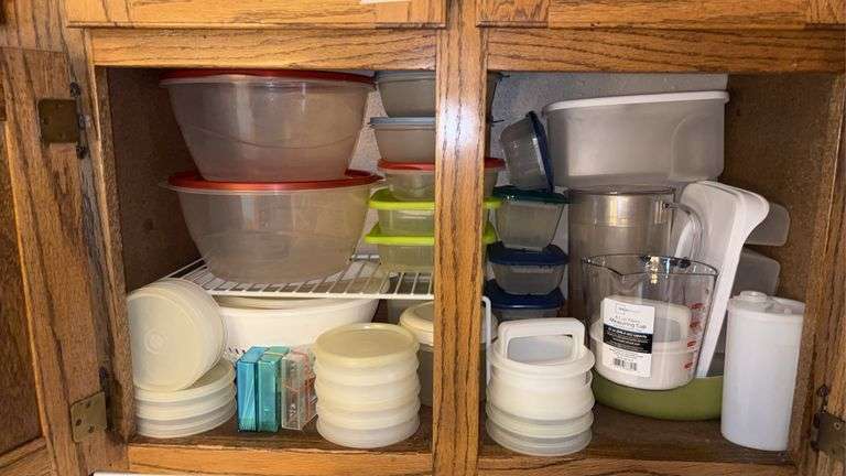 (K) ASSORTED STORAGE CONTAINERS WITH LIDS, MEASURING CUPS, ETC