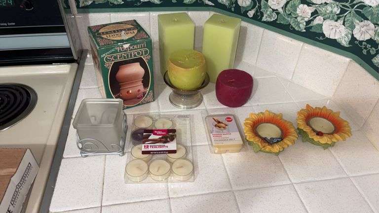 (K) ASSORTED CANDLES, CANDLE HOLDERS, POTPOURRI POT, TEA LIGHTS, ETC.