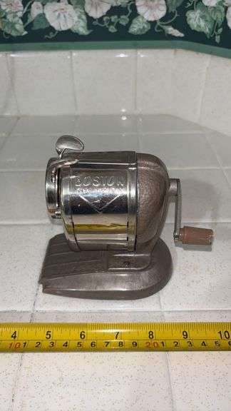 (K) VINTAGE BOSTON PENCIL SHARPENER