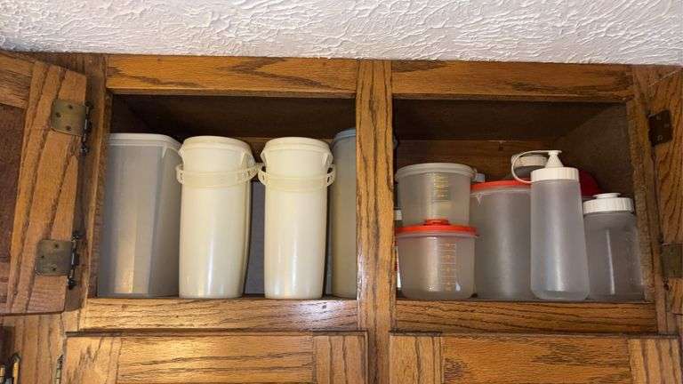 (K) ASSORTED PLASTIC STORAGE CONTAINERS WITH LIDS