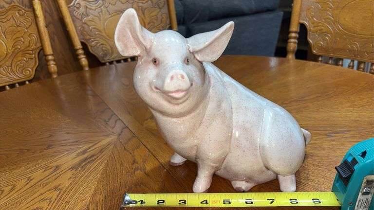 (K) PIG HOME DECOR (SMALL CHIP ON EAR)