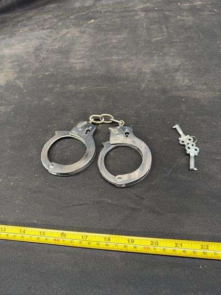 METAL HANDCUFFS WITH KEYS