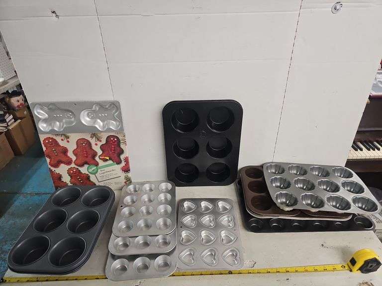 ASSORTED BAKING PANS