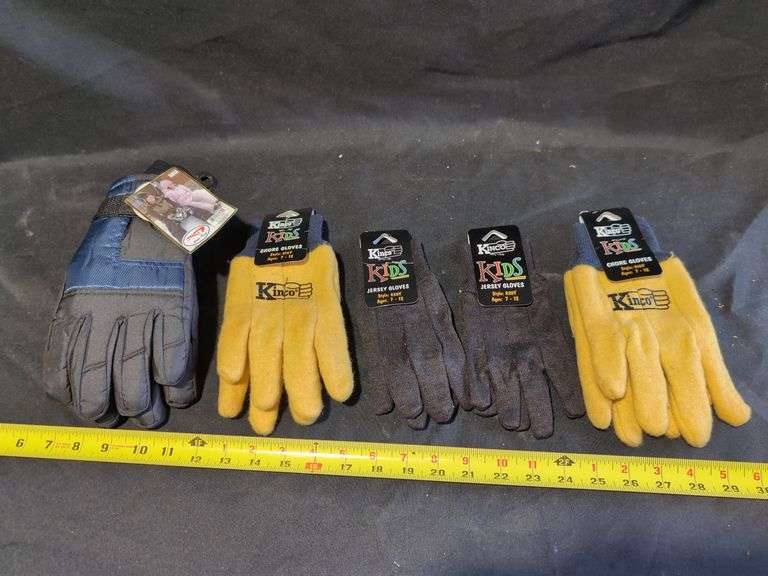 LOT OF ASST'D KID'S GLOVES