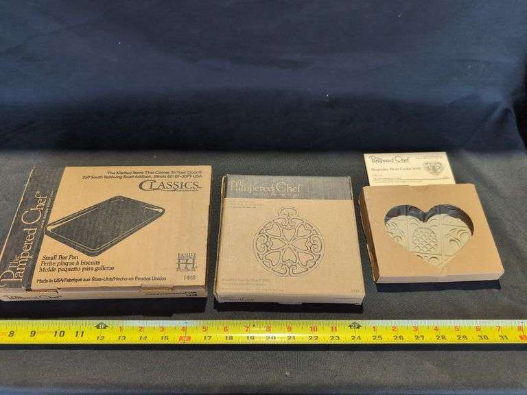 PAMPERED CHEF SMALL BAR PAN, TRIVET, & COOKIE MOLD