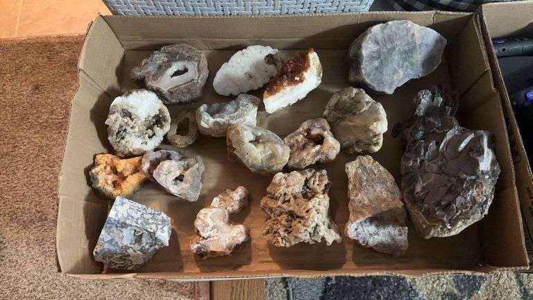 (LR) ASSORTED GEODES