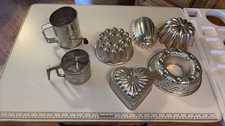(K) DECORATIVE MOLDS & VINTAGE FLOUR SIFTERS