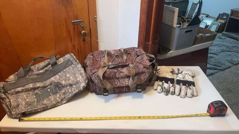 (FC) XL THINSULATE GLOVES, DUCKS UNLIMITED AND NRA DUFFLE BAGS