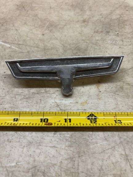 FORD RANCHERO EMBLEM - Isabell Auction