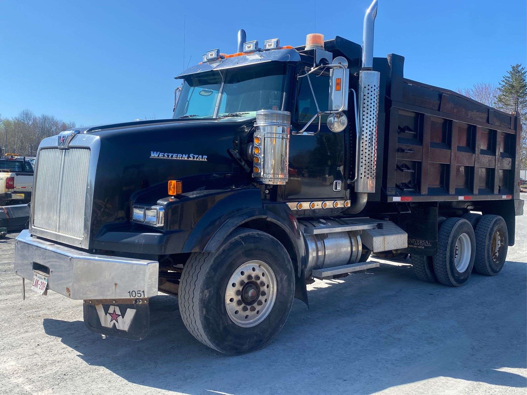 【中古】 The Tree Below the Road DeidreStarr Western Star unveils the XD-25, a rugged 4900 designed for