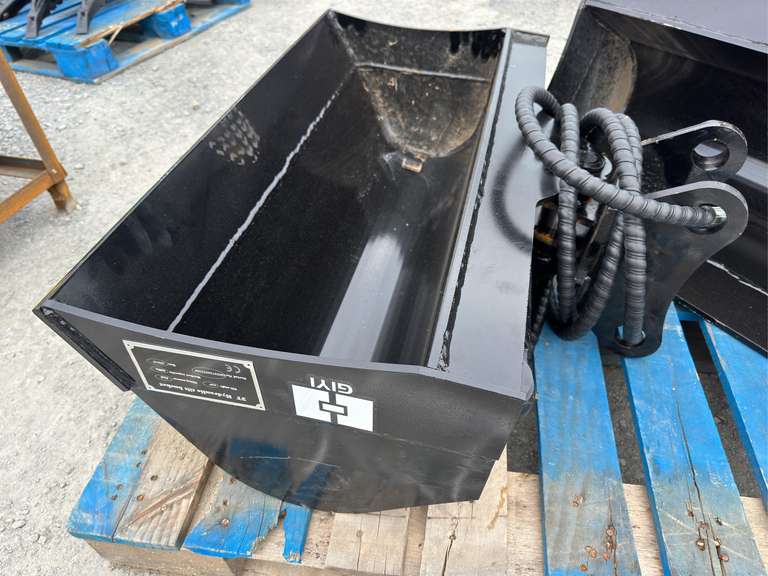 3 Ton Hydraulic Tilt Bucket for Excavator 32” Jardine Auctioneers