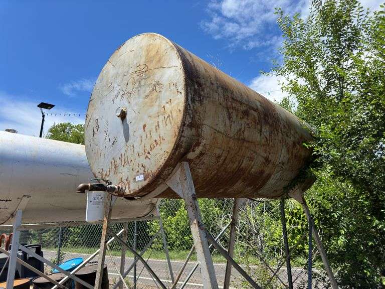 500 Gallon Fuel Tank W/ Stand