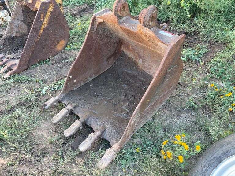 28 in CAT Bucket w/ Teeth