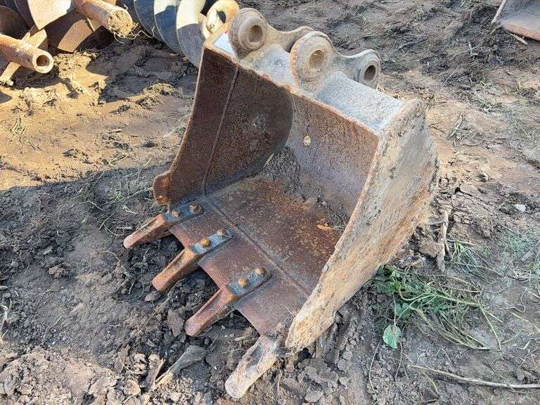 24 in CAT Bucket w/ Teeth