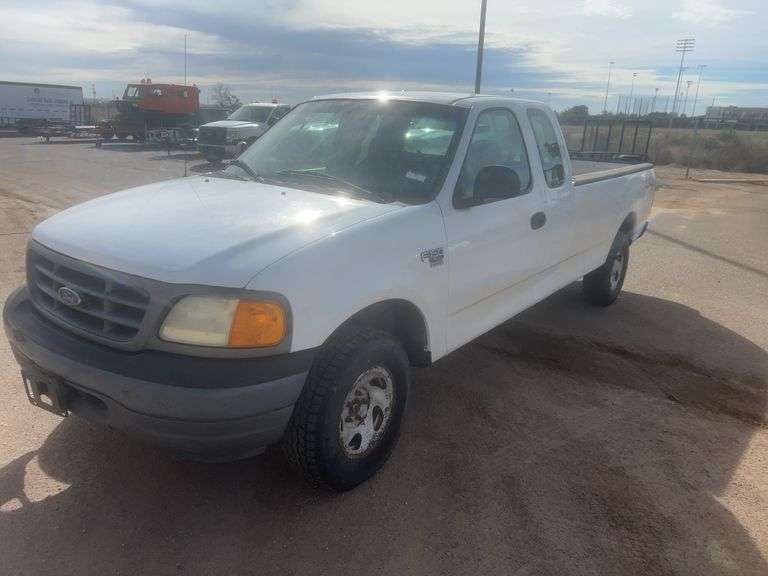 2004 Ford F150 XL 4x4 Extended Cab Pickup