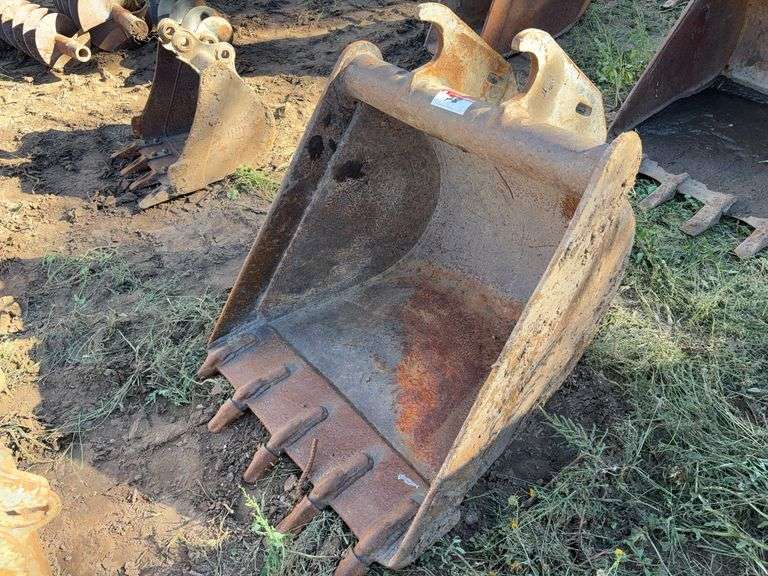 32 in Bucket w/ Teeth