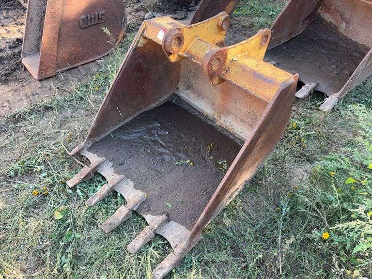 36 in Bucket w/ Teeth