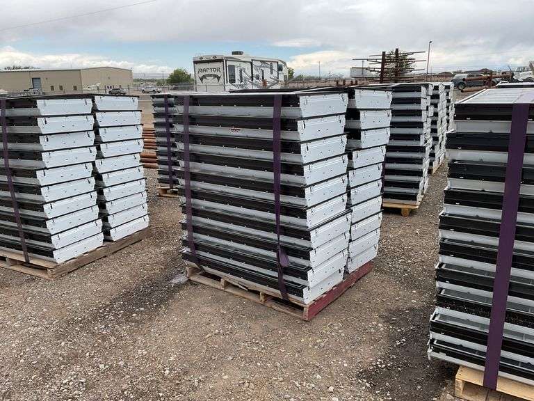 Qty (1) Pallet 2ft x 4ft Fluorescent Lights