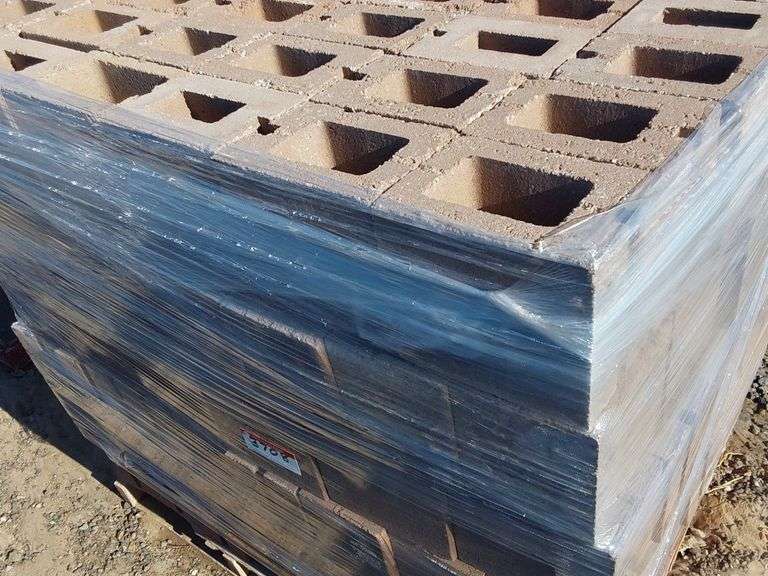 Qty (240) 688 Mixed Bricks