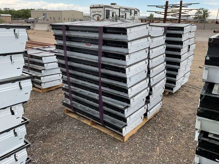 Qty (1) Pallet 2ft x 4ft Fluorescent Lights