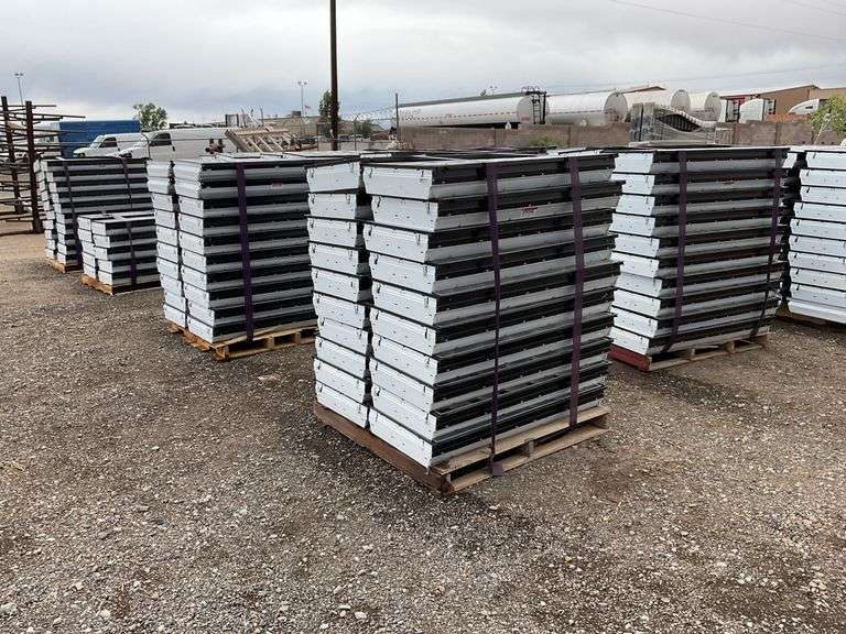 Qty (1) Pallet 2ft x 4ft Fluorescent Lights
