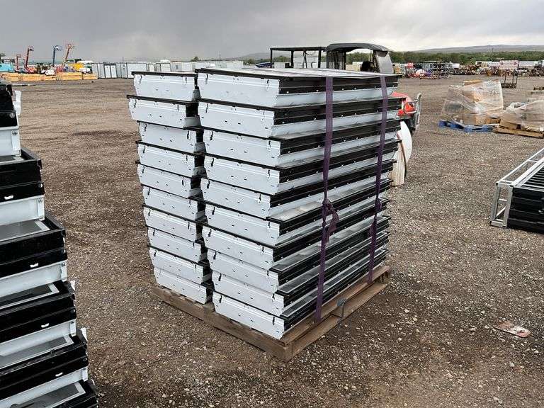 Qty (1) Pallet 2ft x 4ft Fluorescent Lights