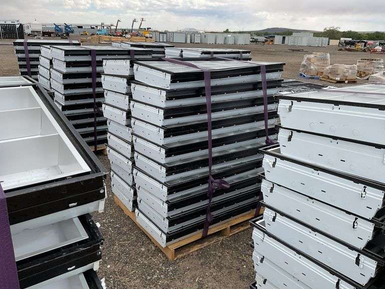 Qty (1) Pallet 2ft x 4ft Fluorescent Lights