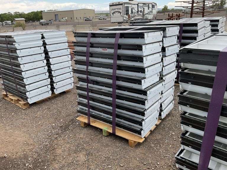 Qty (1) Pallet 2ft x 4ft Fluorescent Lights