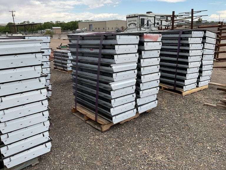Qty (1) Pallet 2ft x 4ft Fluorescent Lights