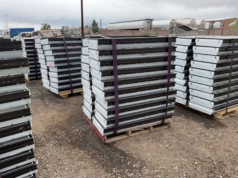 Qty (1) Pallet 2ft x 4ft Fluorescent Lights