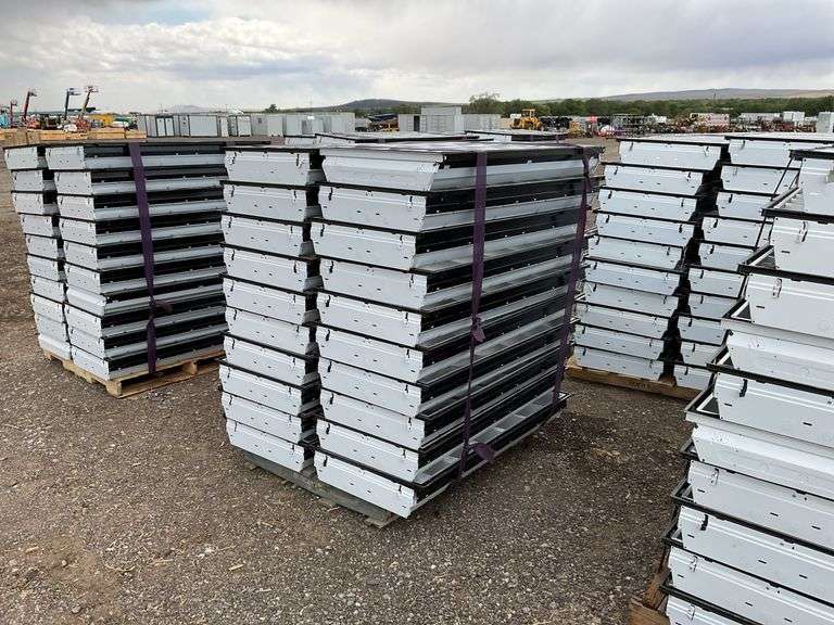 Qty (1) Pallet 2ft x 4ft Fluorescent Lights