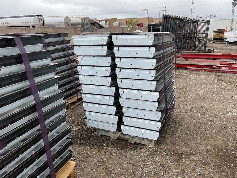 Qty (1) Pallet 2ft x 4ft Fluorescent Lights