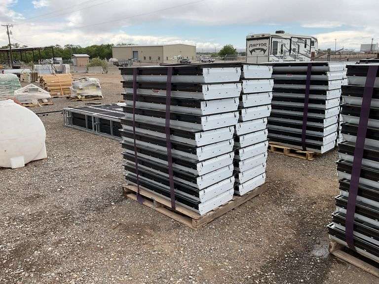 Qty (1) Pallet 2ft x 4ft Fluorescent Lights