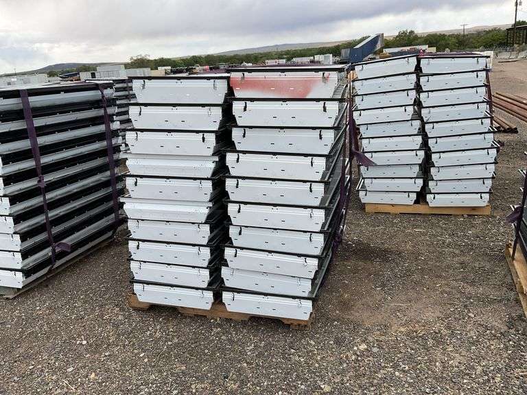 Qty (1) Pallet 2ft x 4ft Fluorescent Lights