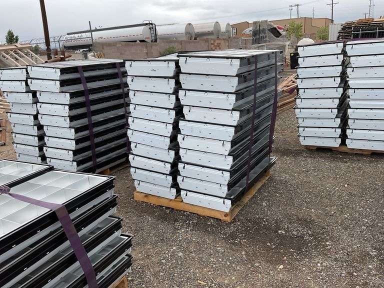 Qty (1) Pallet 2ft x 4ft Fluorescent Lights