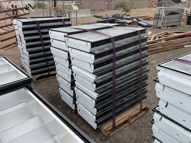 Qty (1) Pallet 2ft x 4ft Fluorescent Lights