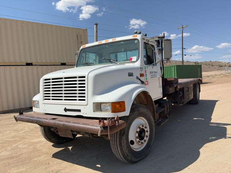 1998 International 4900 S/A Bed Truck