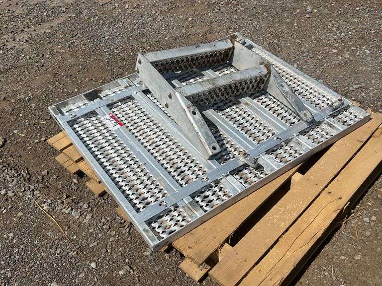 Catwalk w/ Stairs