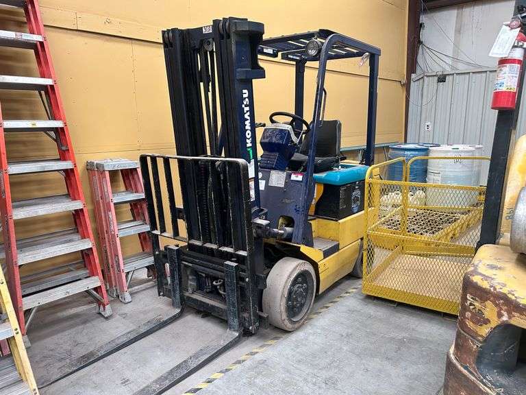 Inoperable Komatsu FB25SH-5 4160 lb Electric Warehouse Fork Lift Deming NM