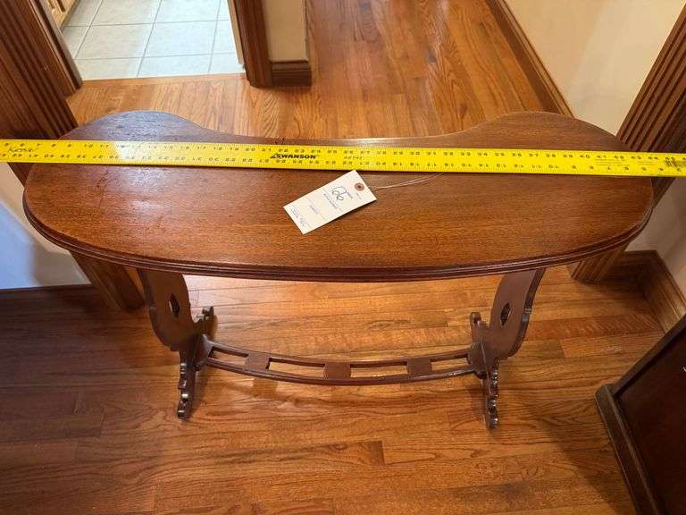 Curved table
