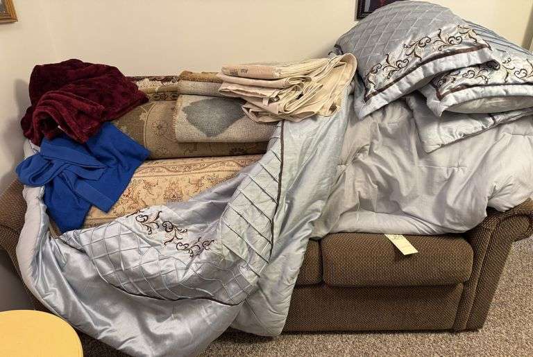 Pull-out couch, rugs