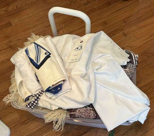 Tote of throws