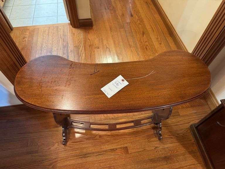 Curved table