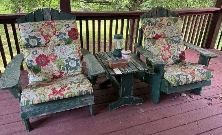 2 deck chairs, table