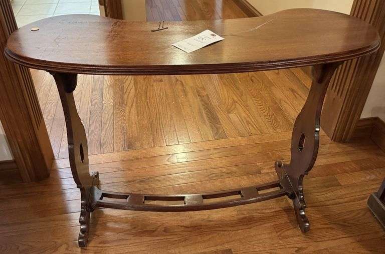 Curved table