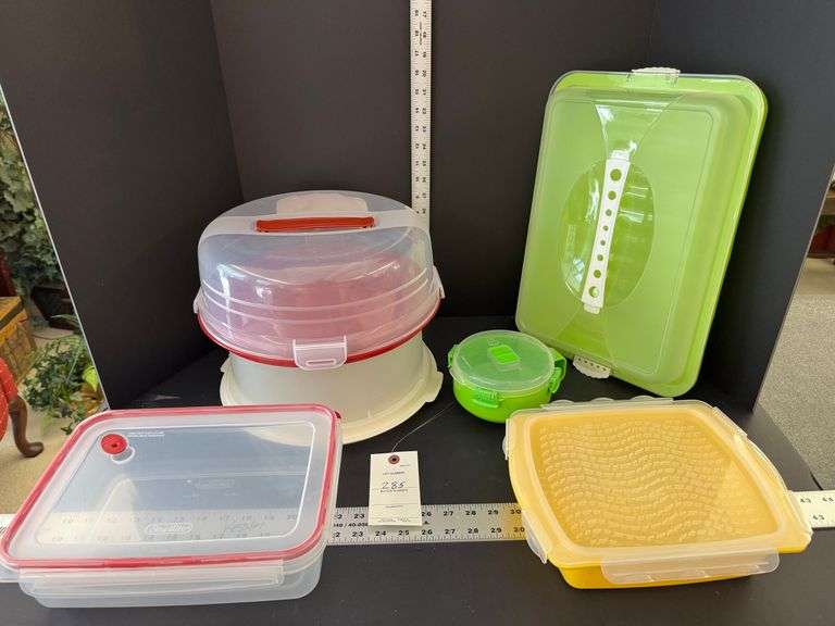 Plastic cake containers